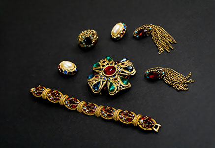 Барочные украшения: какие бывают и с чем носить
