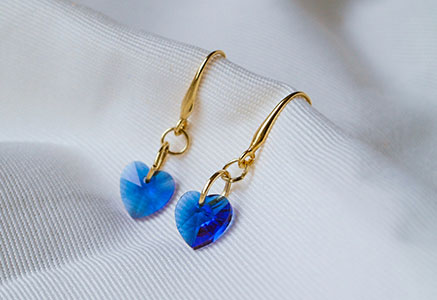 На что обратить внимание при выборе детских золотых сережек?