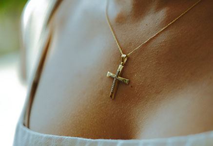 Как выбрать золотой крестик на подарок?