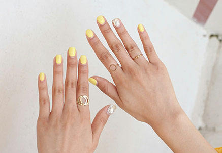 Позолотим ручку: как сочетать маникюр с украшениями