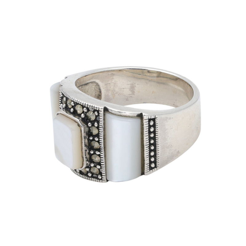 Серебряное кольцо с перламутром